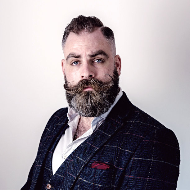 穿着西装的胡子和小胡子的聪明人图片下载