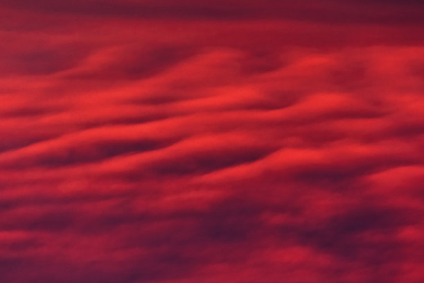 美丽的红云，在天空中荡漾图片下载