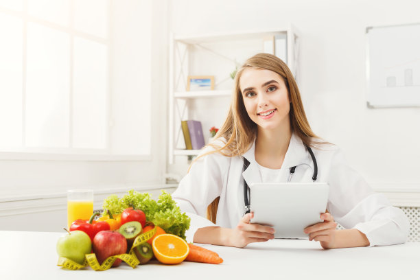 研究数字平板电脑的女性营养师素材图片