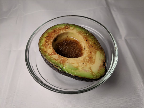 牛油果和调料放在碗里图片下载