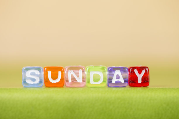 绿皮书上的彩色方块星期天字图片下载