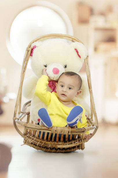 婴儿坐在椅子上图片下载