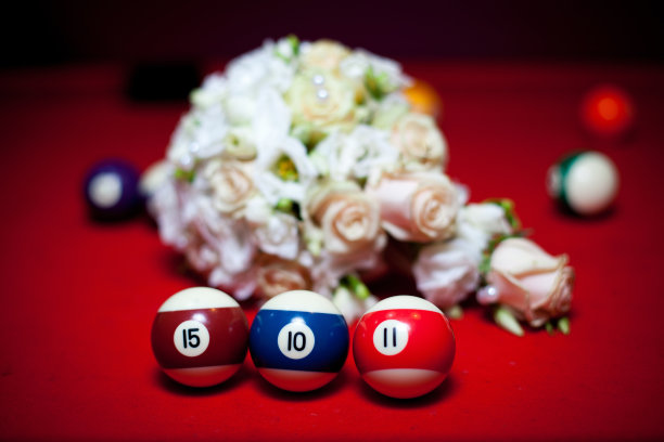 三颗台球在一张红色的桌子上排成一排图片下载