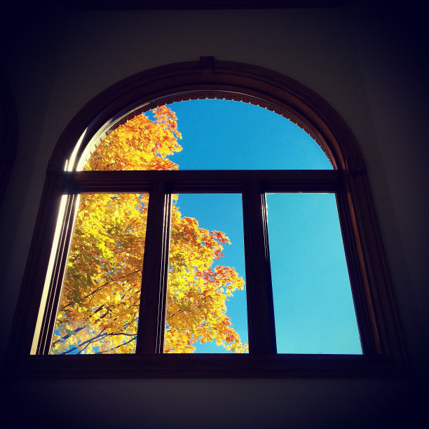 秋色透过窗户图片下载