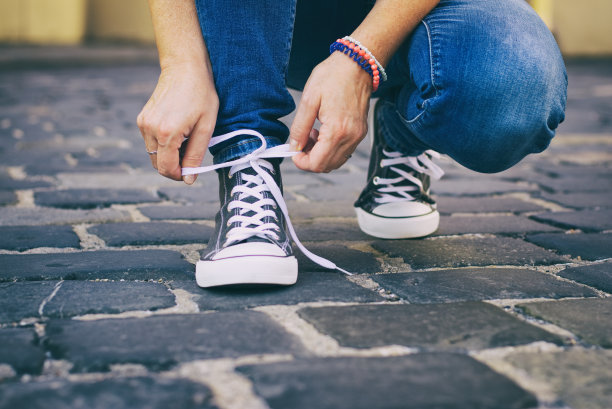 穿着牛仔裤和帆布鞋的女人图片下载