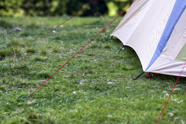 游客帐篷的特写镜头。徒步旅行者营地的细节。图片下载