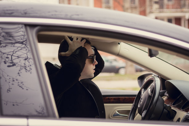 心烦意乱的年轻人出了车祸图片下载