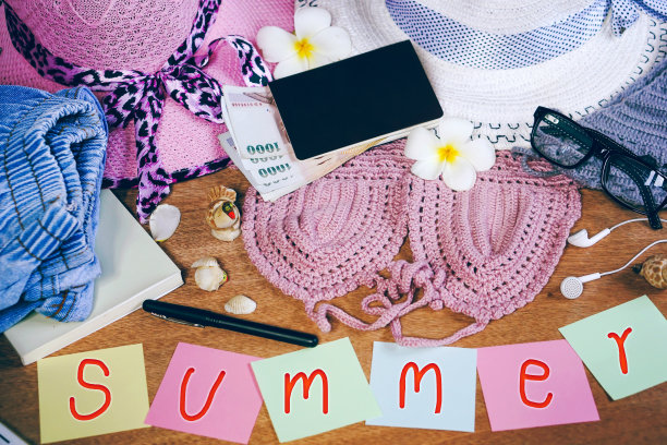 假日或夏季概念背景与女孩配件比基尼，帽子，钱，护照和纸币上的木制桌子图片下载