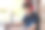 迷人的亚洲男孩在房间里用耳机听音乐。图片下载