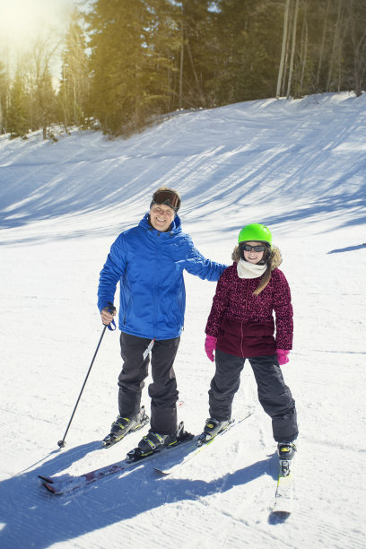 父亲和女儿一起滑雪图片下载
