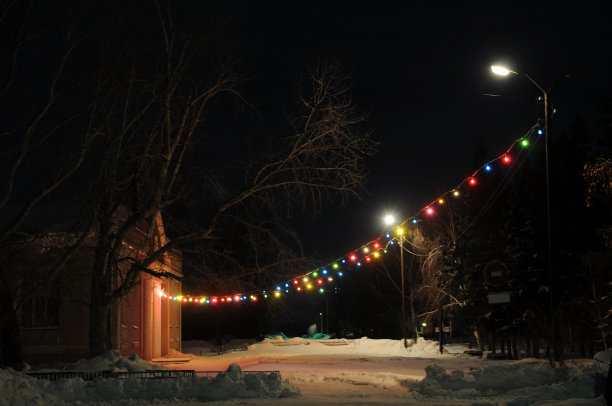 夜晚，户外悬挂着五颜六色的灯饰图片下载