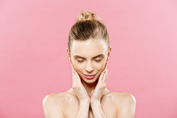 美丽概念：拥有干净皮肤和自然妆容的白人女性，在明亮的粉红色背景中隔离，并具有复制空间图片下载