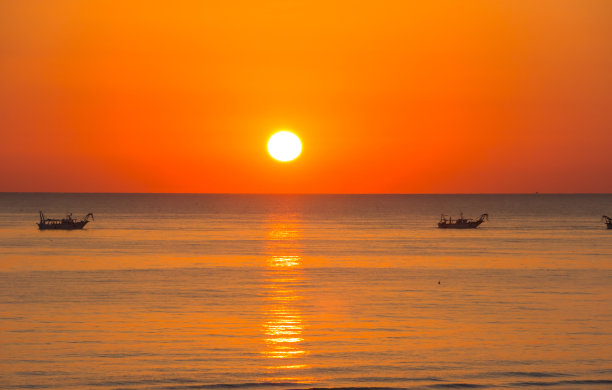 日出时渔船拉着网。亚得里亚海的成本。大区。意大利图片下载