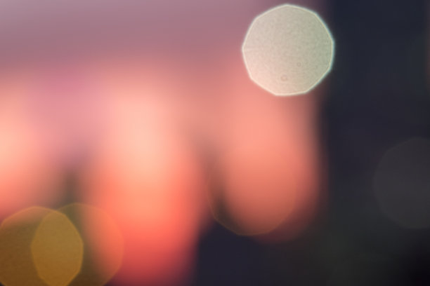 模糊(失焦)与散焦的城市景观在日落为背景。图片下载