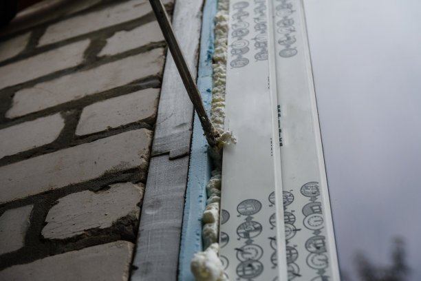 安装现代PVC型材制成的窗户图片下载