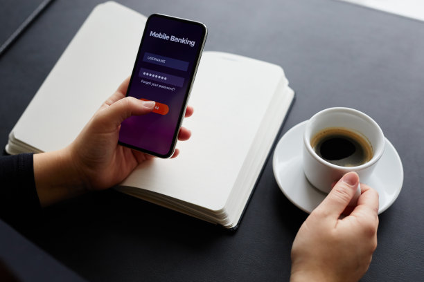 女性在手机上使用手机银行素材图片