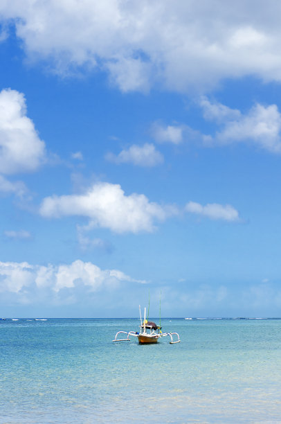 印度尼西亚巴厘岛的一艘老渔船图片下载