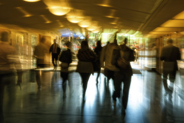 运动模糊的剪影，不认识的人行走在照明的走廊，伦敦图片下载