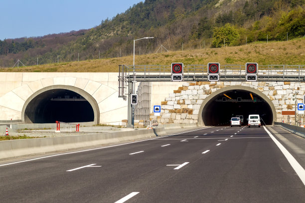 德国高速公路上的隧道图片下载