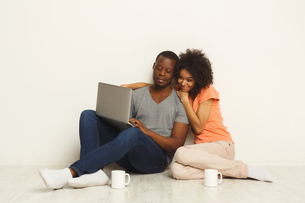 快乐的非裔美国情侣在网上购物图片下载