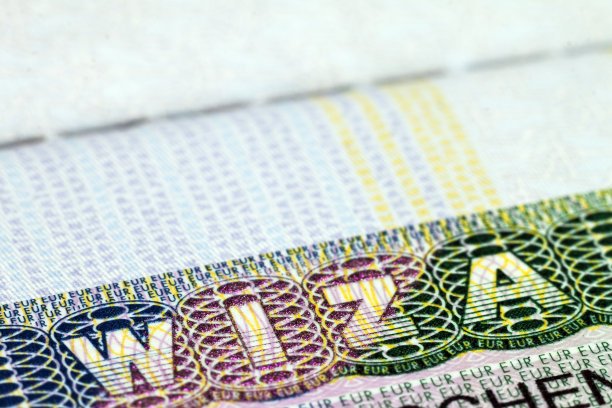 关闭签证在护照。波兰申恩旅游理念。图片下载