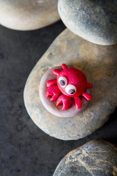 动物从乳香猫，鱼和螃蟹。装饰蛋糕。黑暗的背景。图片下载