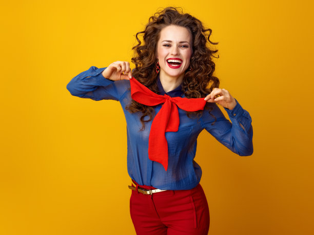 开朗的现代女子孤立在黄上图片下载