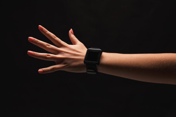 手势-女人摊开手掌，孤立于黑色图片下载