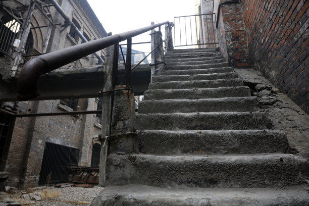 废墟建筑楼梯秩序，特写照片图片下载