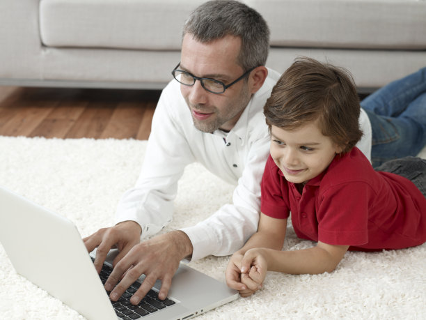 这是男孩和他的爸爸图片下载