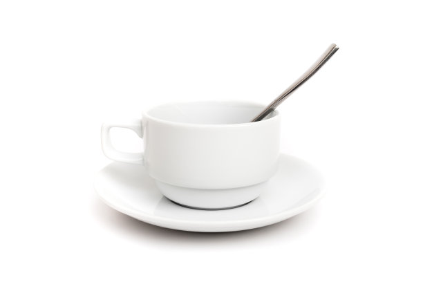 用茶匙把陶瓷杯碟倒空图片下载