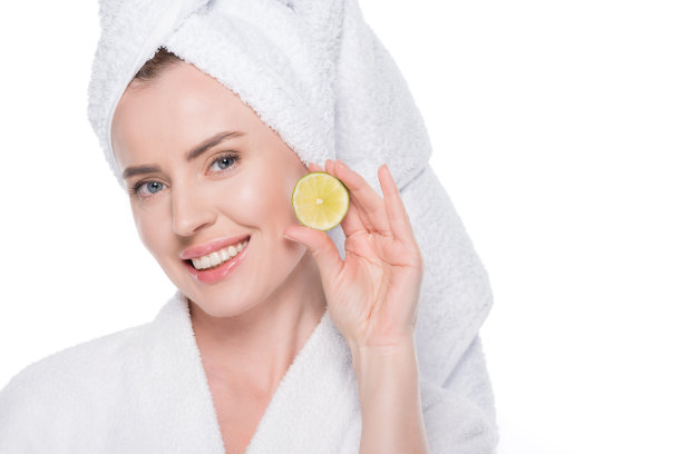 女人用干净的皮肤抱着一片孤立的白石灰图片下载