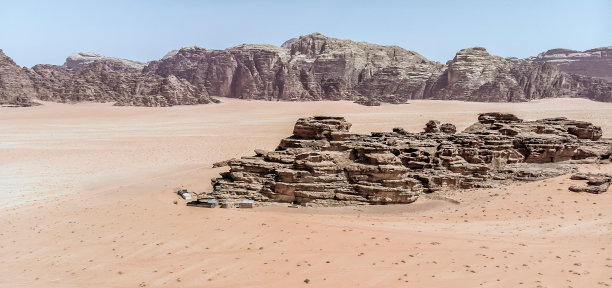 从空中俯瞰大峡谷自然保护区的巨大岩石和山脉图片下载