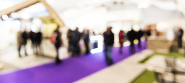 在贸易展览上的人们图片下载