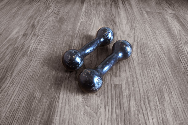 两磅重的旧铸铁哑铃。“复古”方式图片下载