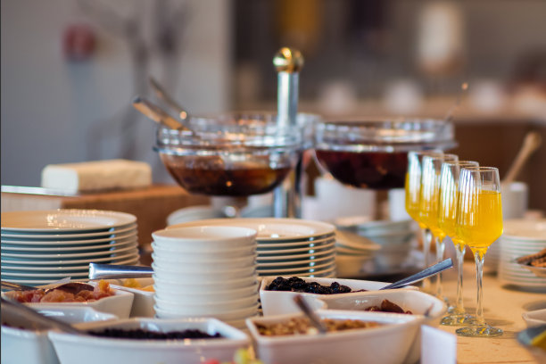 新鲜明亮的欧式早餐餐桌，还有果酱。图片下载