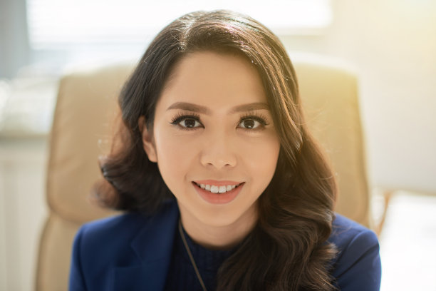 美丽的亚洲女商人肖像图片下载