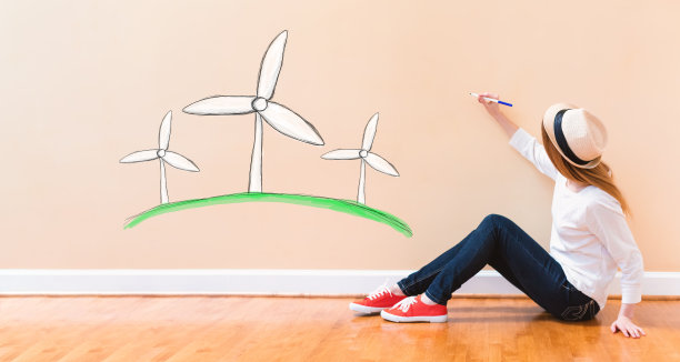 一个年轻女子拿着一支笔在风车里图片下载