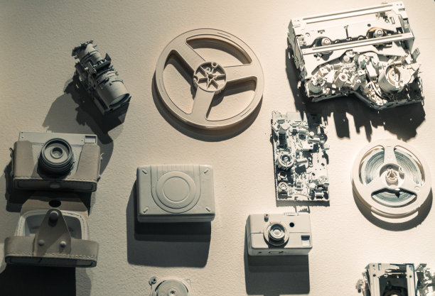 复古相机。复古相机挂在墙上作为装饰图片下载