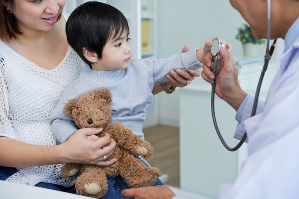 好奇的小男孩在医生办公室图片下载