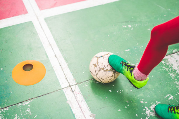 足球运动员在球场上训练图片下载