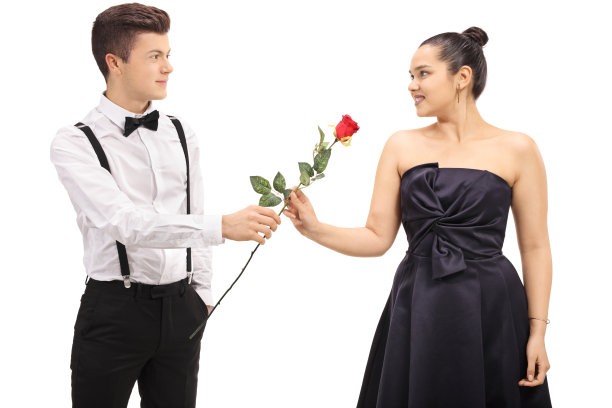 小男孩把玫瑰送给女孩图片下载