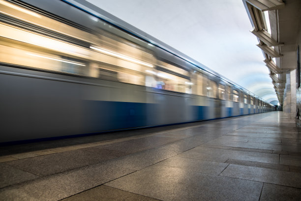 地铁列车正在进站图片下载