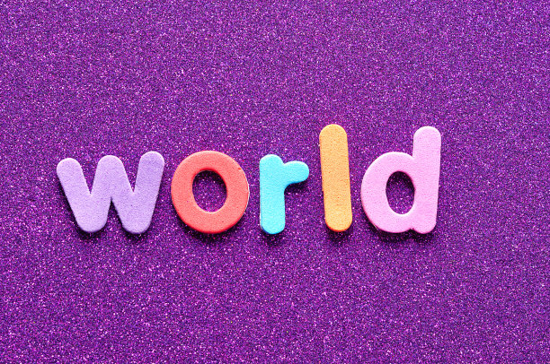 紫色背景上的世界这个词图片下载