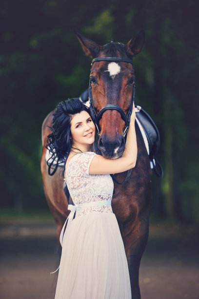 漂亮的女孩穿着衣服和马图片下载