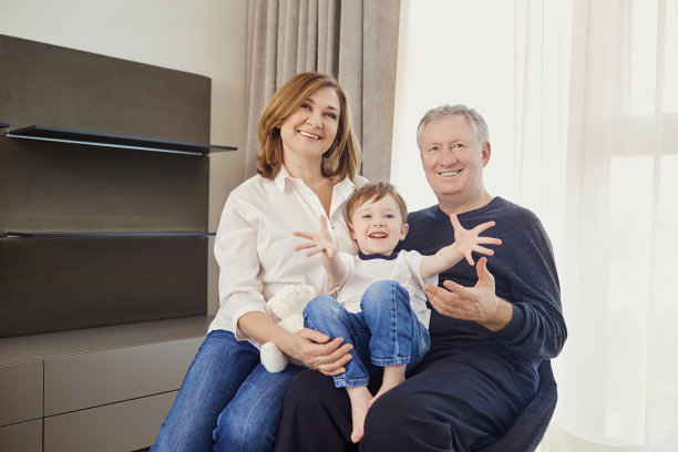 爷爷奶奶和孙子在一个房间前面图片下载