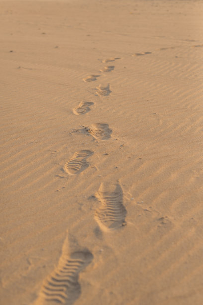沙滩上的脚印图片下载