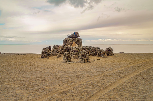 神圣的石堆(ovoo, oboo或obo)。祭坛或神龛是蒙古族民间的宗教习俗。礼拜地点。Ovoo位于盐水多根湖的南岸。自然和旅游。蒙古，大湖洼地图片下载