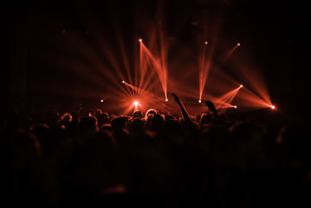 激光在夜生活中显示光芒图片下载