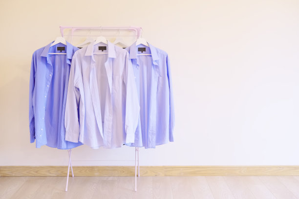准备熨烫的工作衬衫挂起来，洗湿后晾在客厅里图片下载